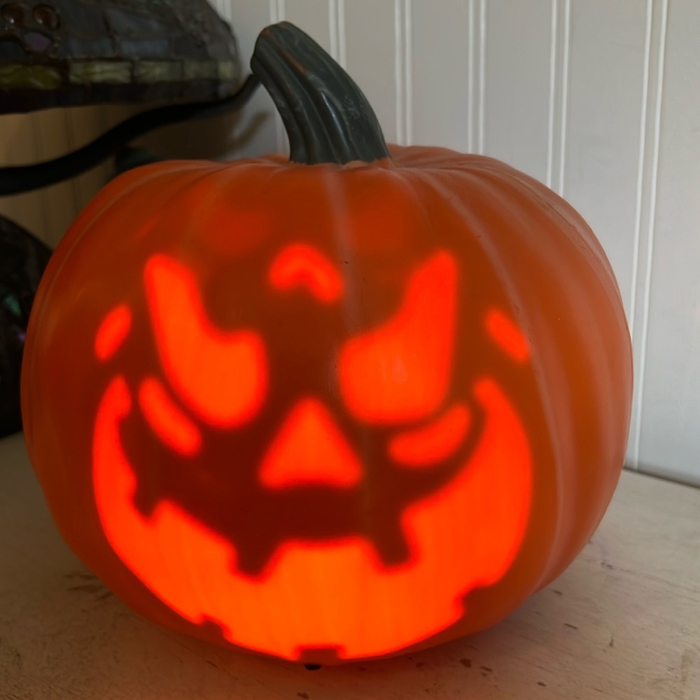 Gemmy Motion activated speaking blow mold Halloween pumpkin